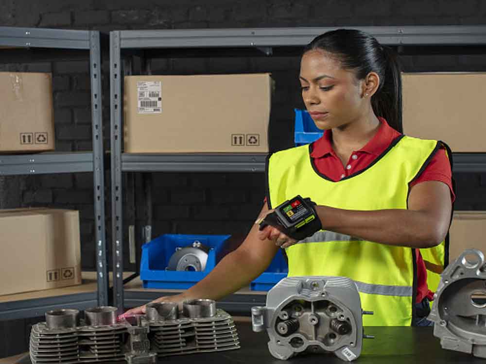 Warehouse Scanning Application for Inventory 4:3 1000 Smart Warehousing - Worker scanning